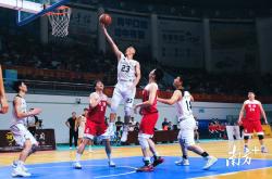九游游戏-篮球比赛场面火爆，球员身手敏捷表现抢眼