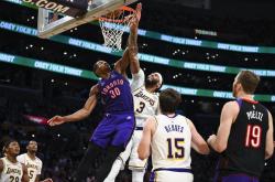 9you娱乐-湖人主场力克国王，詹姆斯砍下32分