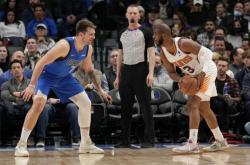 九游官网-包含独行侠横扫爵士，艾顿完成帽子戏法的词条