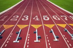 九游APP-微光下的围猎，当周冠宇点燃赛场，阿斯顿马丁如何以毫厘之差锁定威廉姆斯