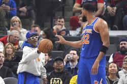 九游体育平台-尼克斯队团结一心击败对手取胜