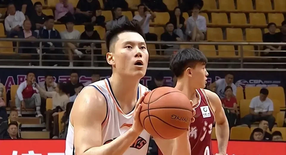 篮球盛事耀眼登场，万众瞩目不已