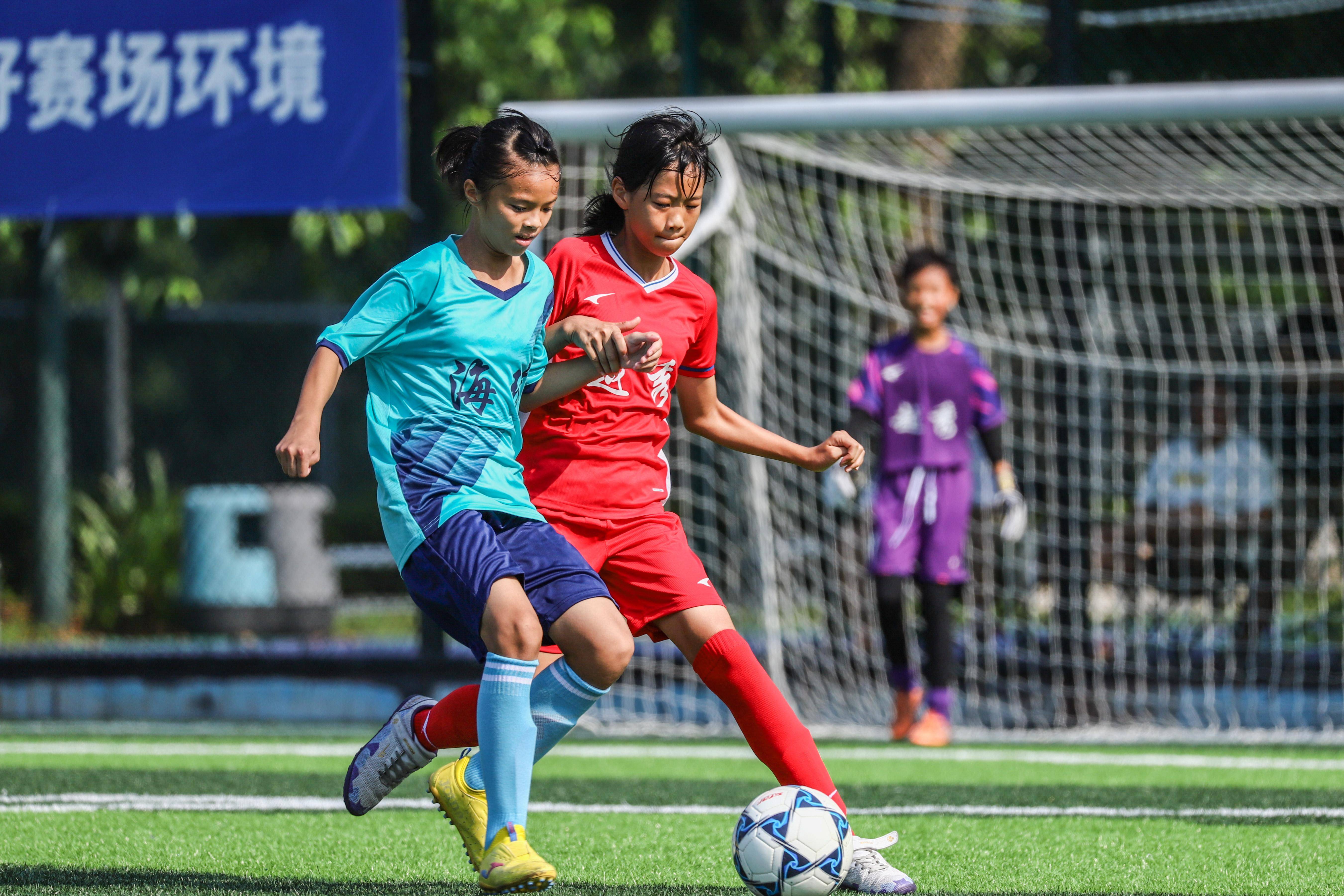 包含传世班底尽显拼搏，足球盛事英勇争夺榜首的词条