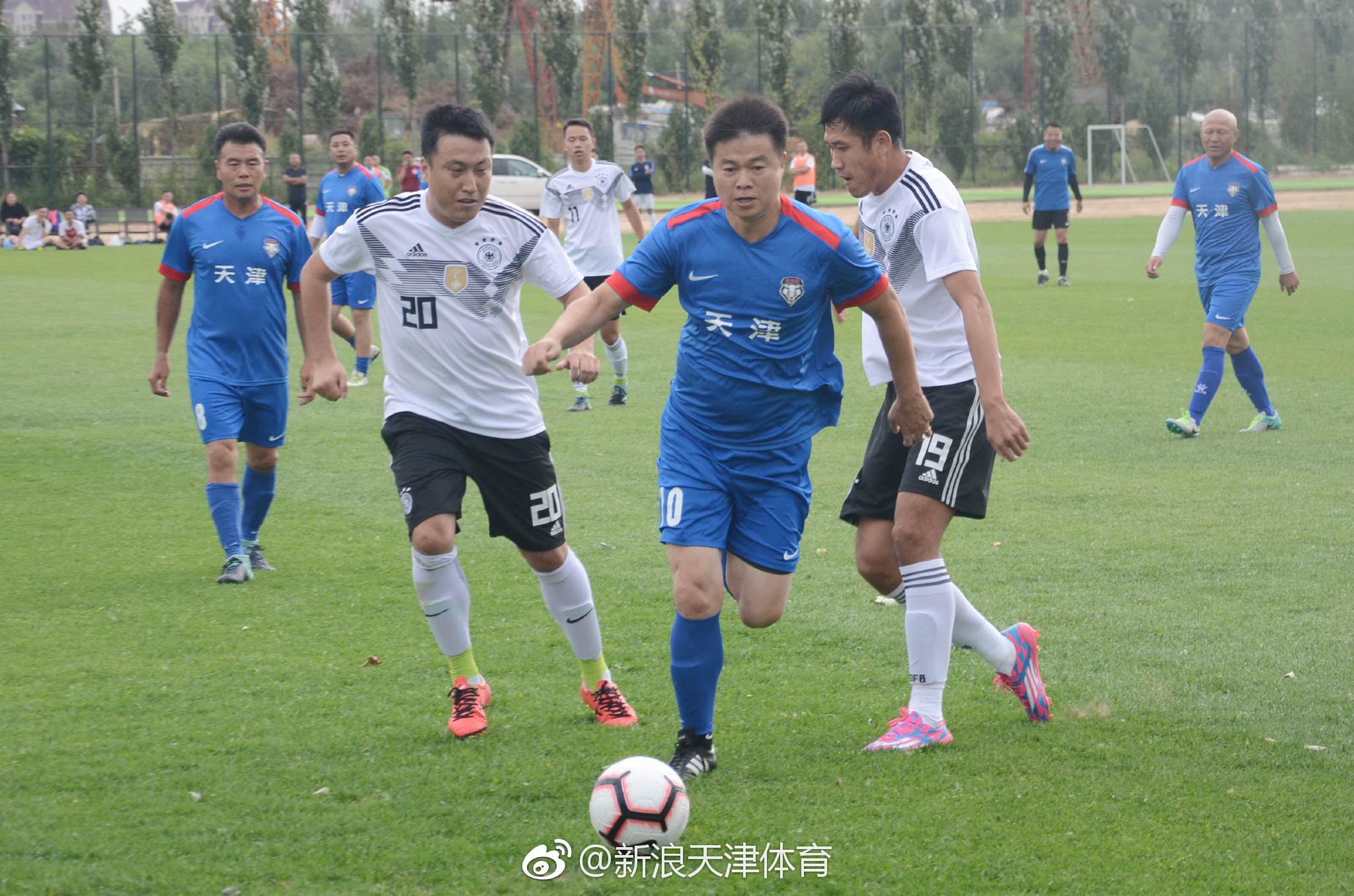 包含传世班底尽显拼搏，足球盛事英勇争夺榜首的词条