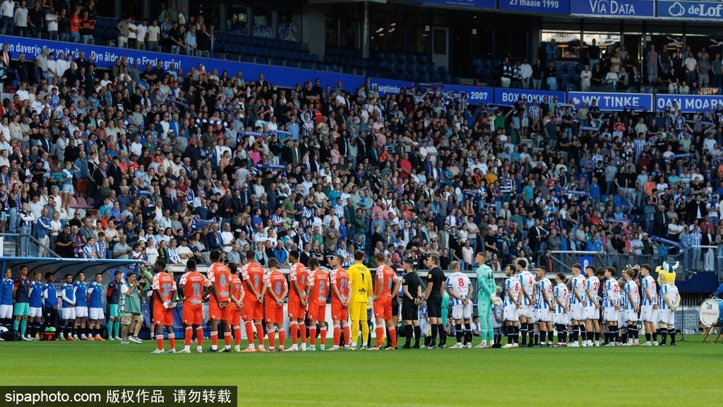 国内足球联赛场面火爆，球迷激情喷涌