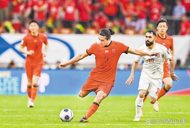 国内足球联赛场面火爆，球迷激情喷涌
