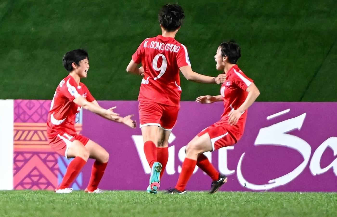亚洲女足赛赛场中中国队勇夺冠军