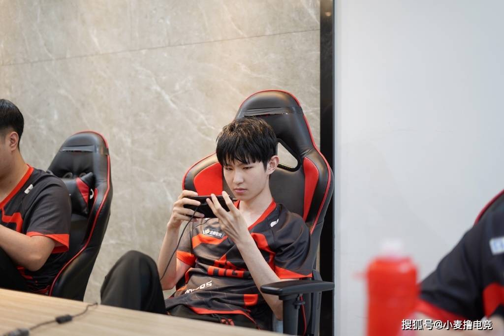 LGD翻盘BRO，Gumayusi线上压制力十足强强对话全球总决赛，引爆全场热议