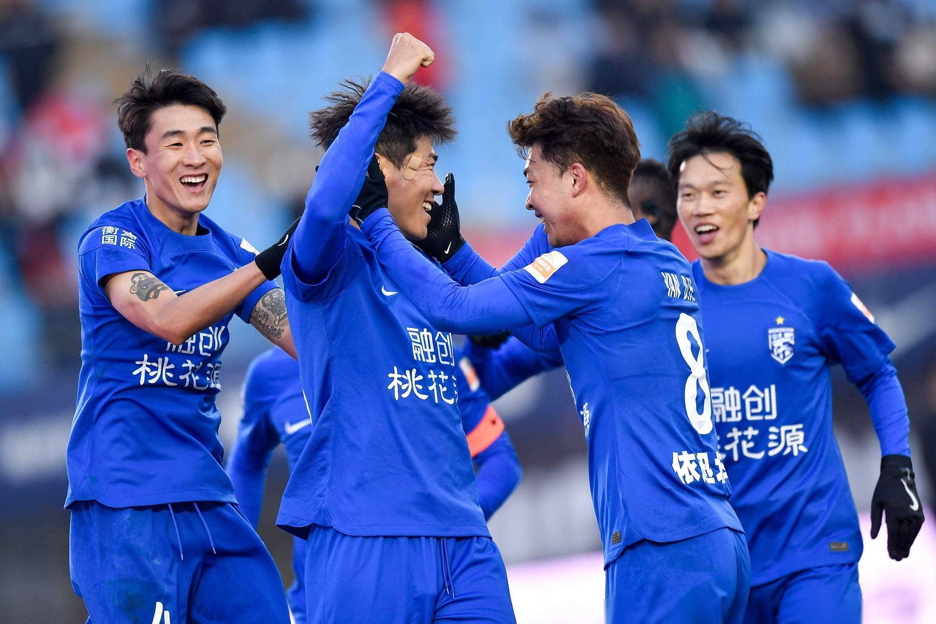 比赛节奏逐渐加快,双方争分夺秒 比赛节奏逐渐加快,双方争分夺秒