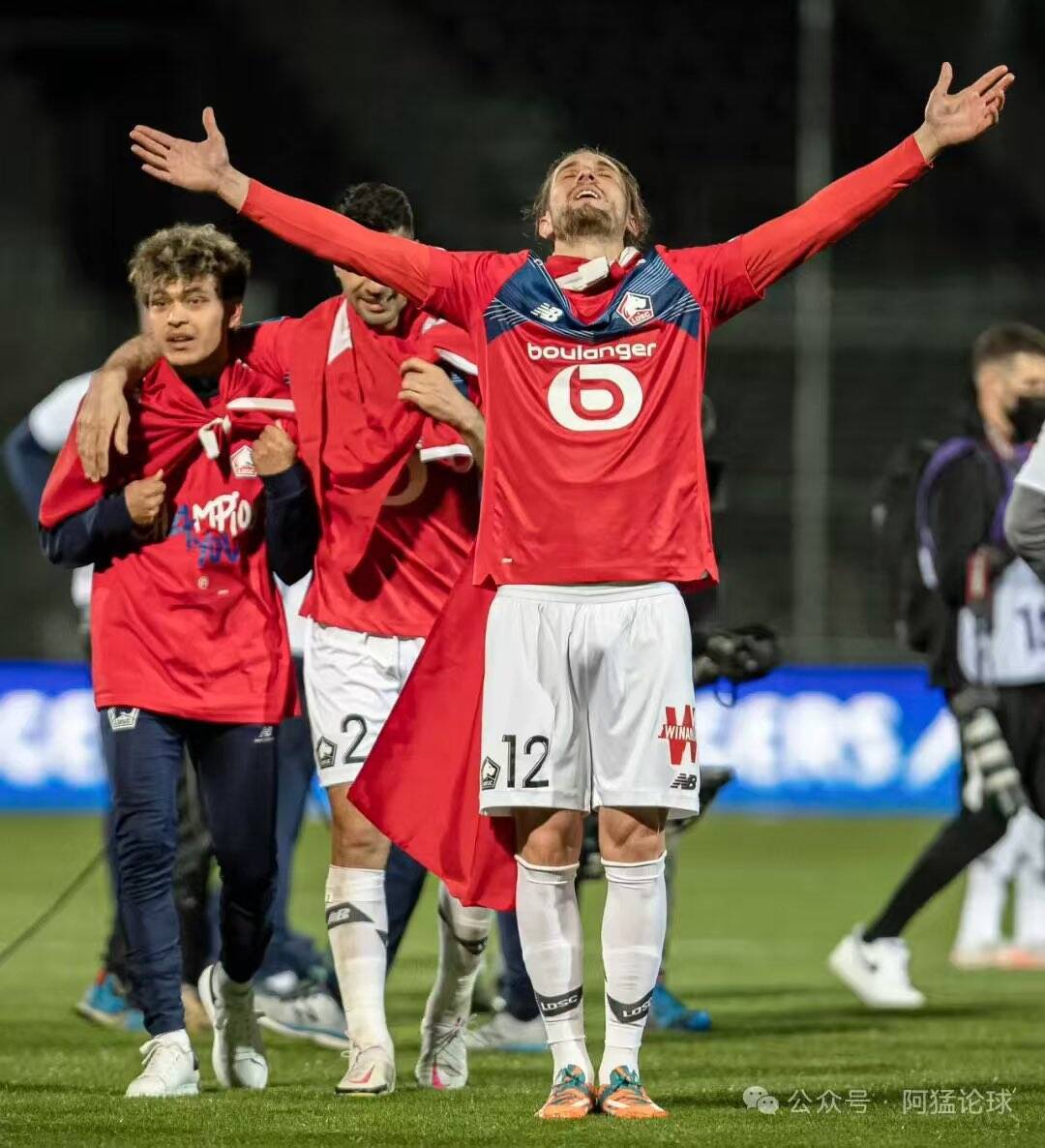 包含里尔主场取胜，继续追赶积分榜头名的词条