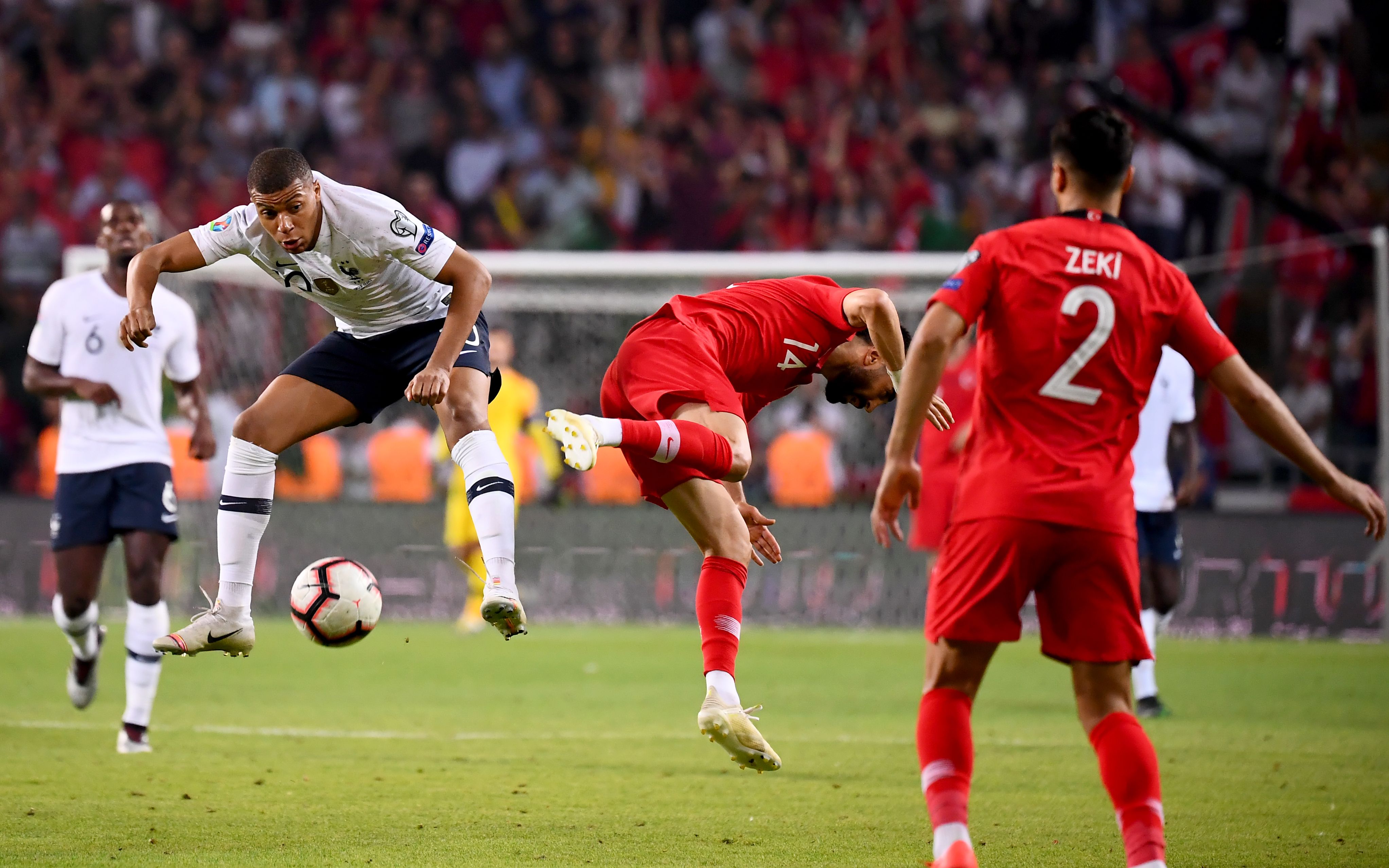 土耳其队员在国际足球赛事中取得胜利 土耳其队员在国际足球赛事中取得胜利