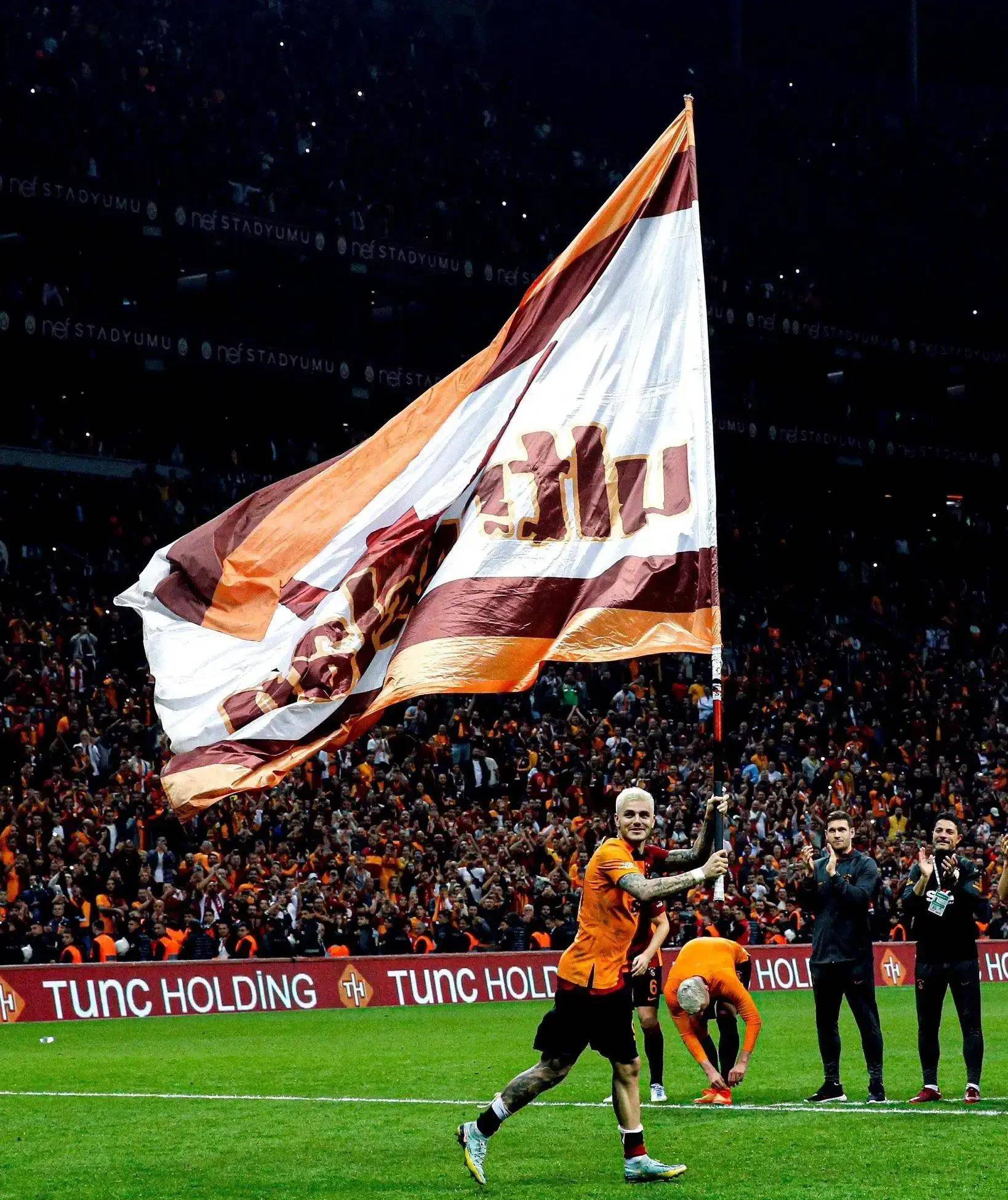 土耳其队员在国际足球赛事中取得胜利 土耳其队员在国际足球赛事中取得胜利