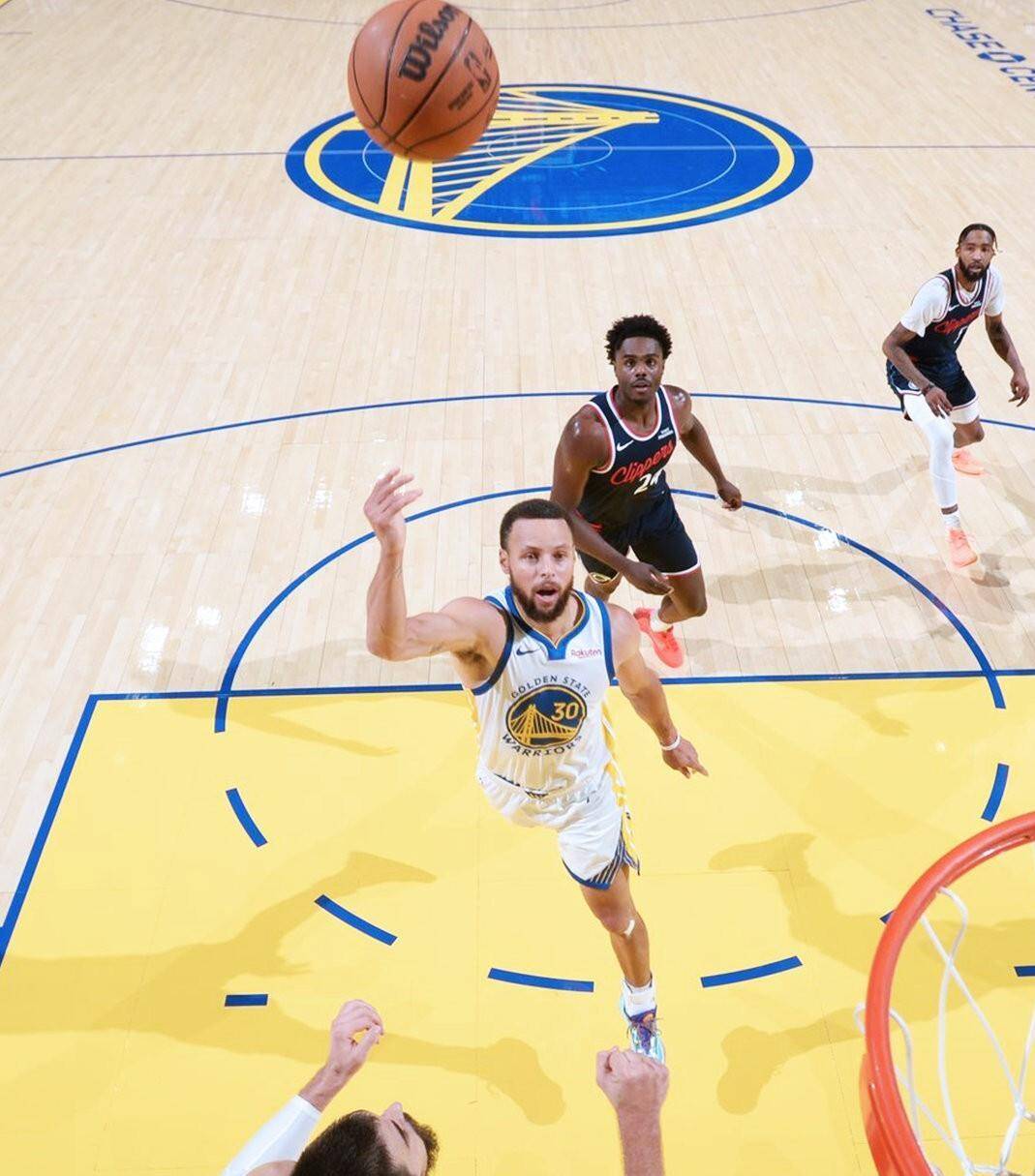 勇士遭雷霆追平再战加时，库里再次成病态，引球迷忧心