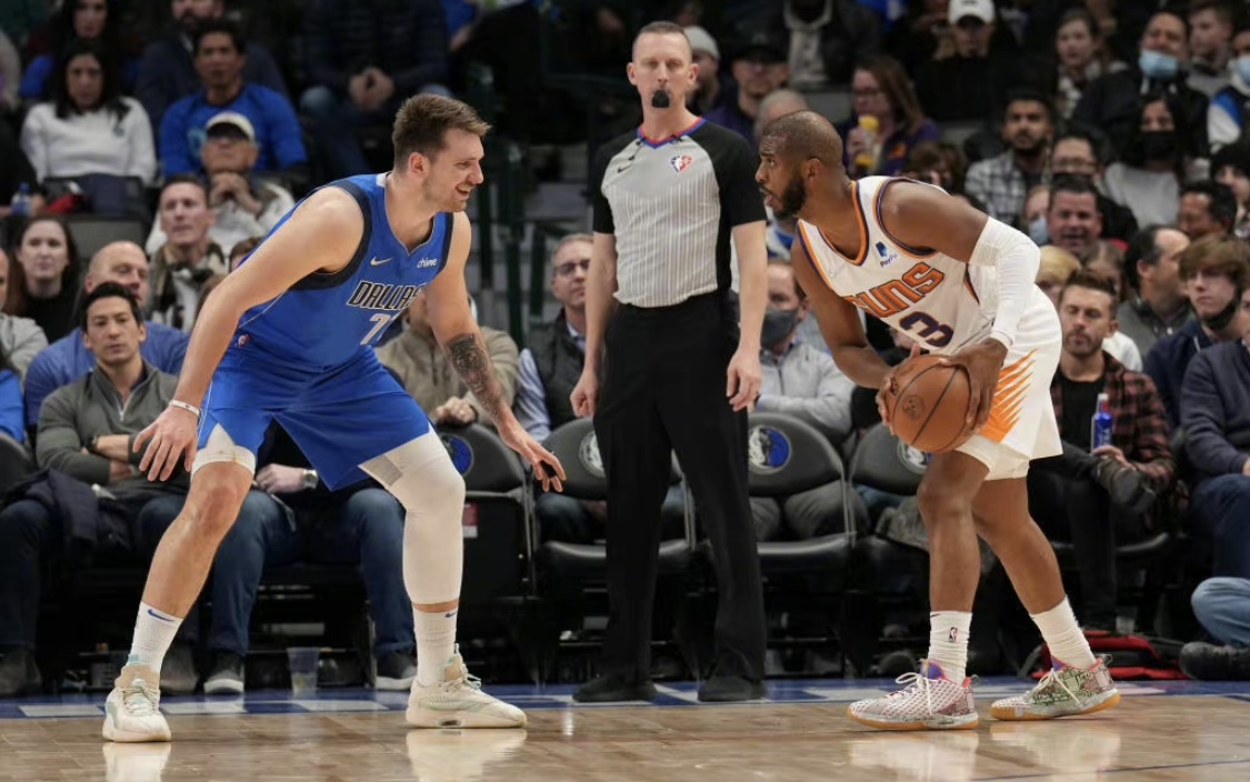 包含独行侠横扫爵士，艾顿完成帽子戏法的词条