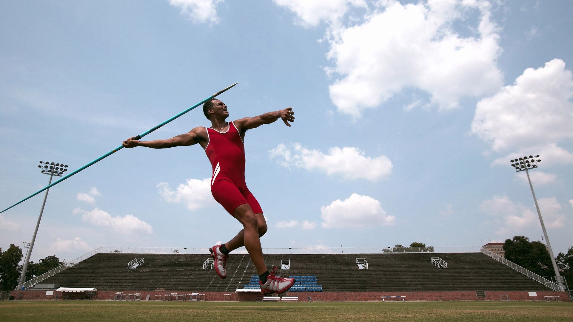 赛道风云,雷诺险胜迈凯伦,拉塞尔刷新纪录铸就传奇