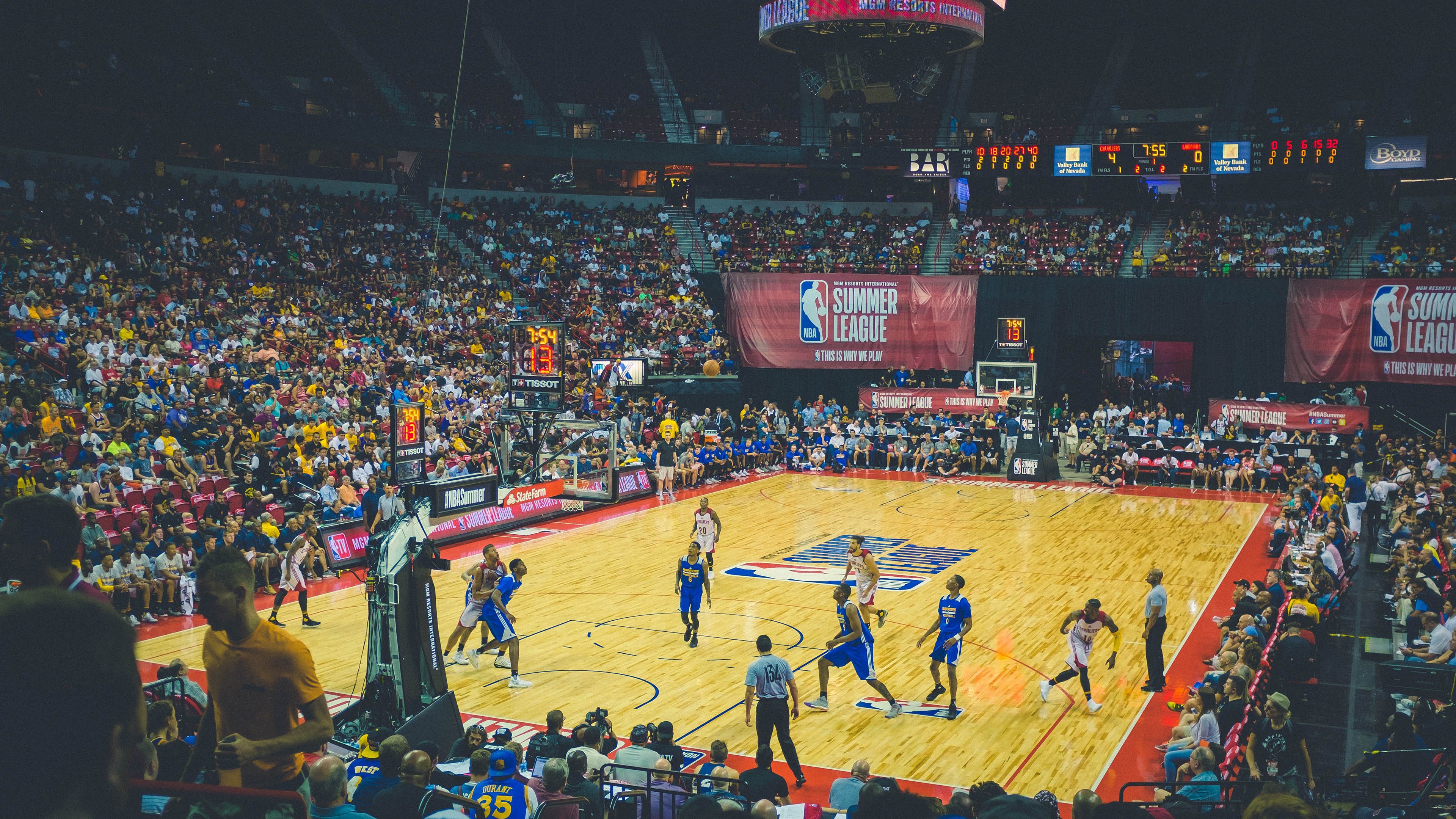 绿茵场与球台的双重奏，当集体碾压遇见个体统治